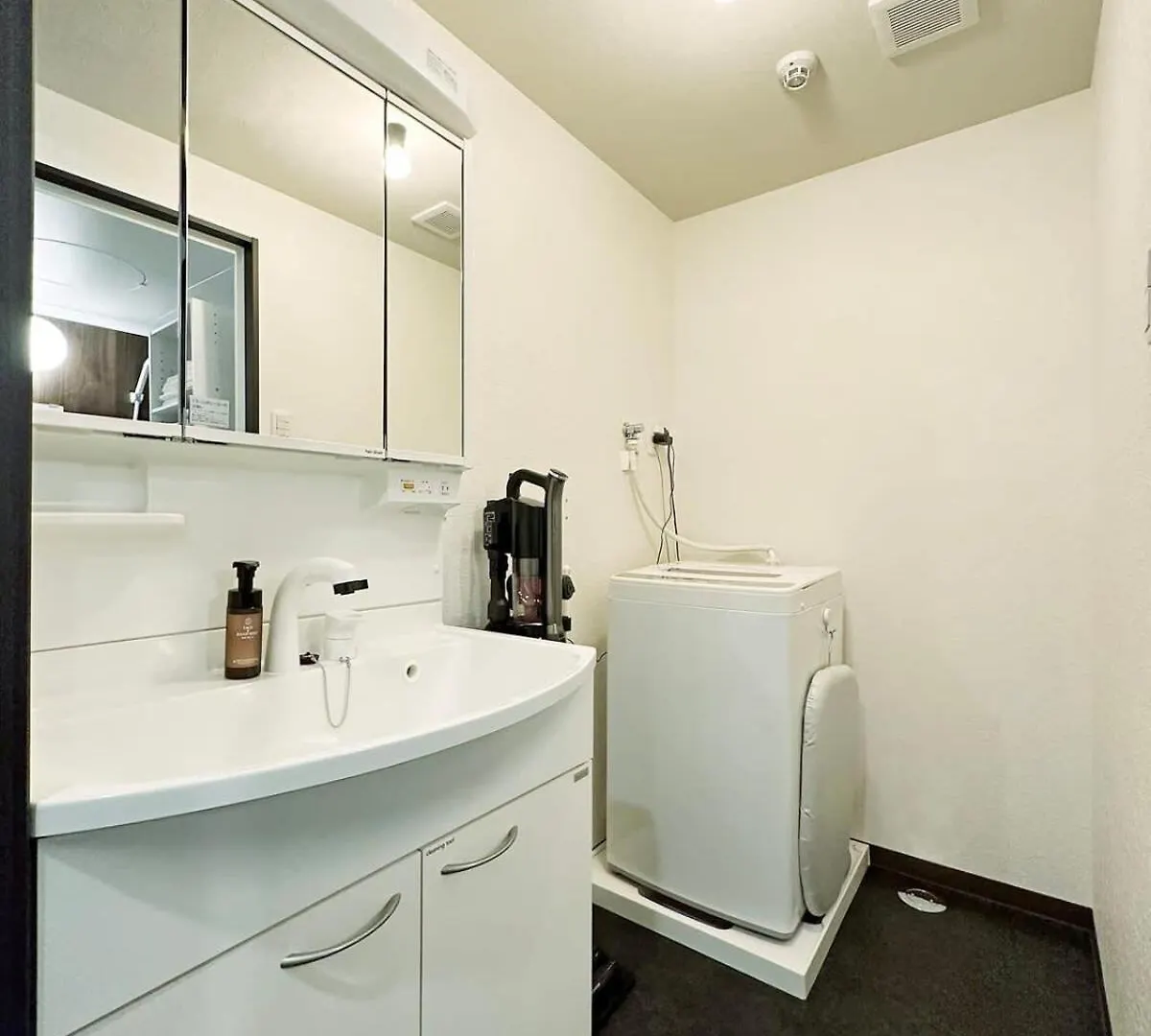Bhotel Nagomi - 1 Bedroom Apt On The 9Th Flr With City View For 10 Ppl Hiroshima